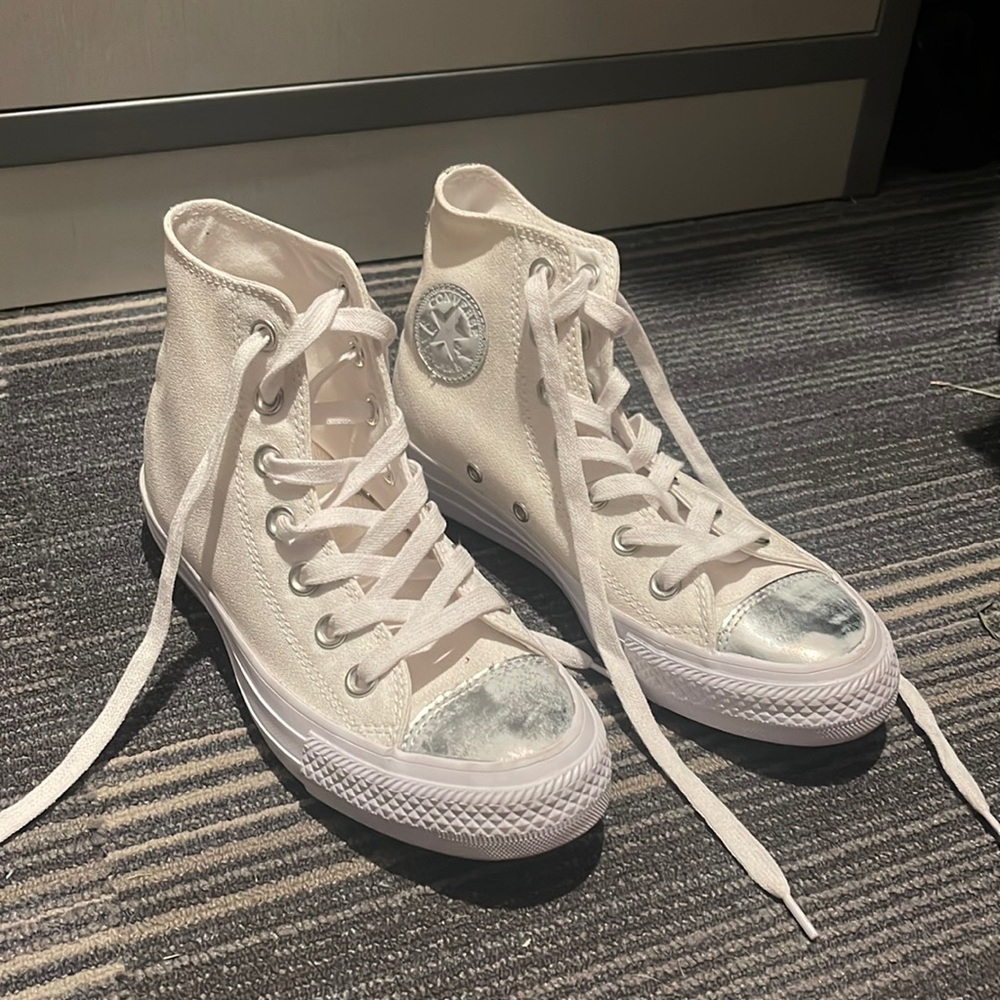 WHITE HIGHTOP CONVERSE